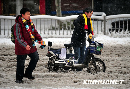 河南郑州:雪天路难行