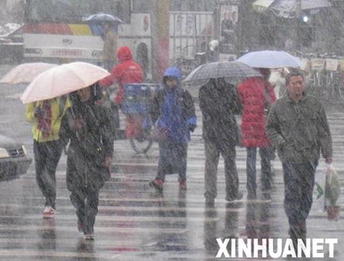 北京飞雪连三场气温一路低 交通受影响菜价上涨