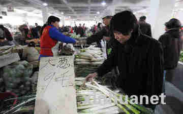 北京飞雪连三场气温一路低 交通受影响菜价上涨