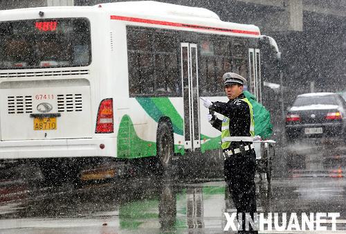 北京飞雪连三场气温一路低 交通受影响菜价上涨