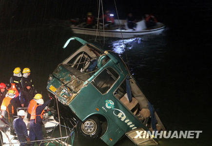 山东威海坠海客车确认13人遇难