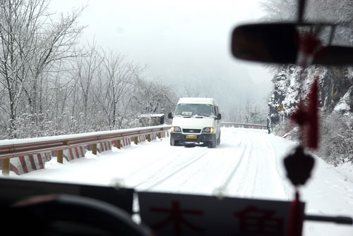 湖北神农架普降大雪(组图)