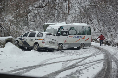 湖北神农架普降大雪(组图)