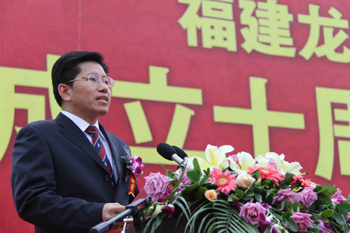 龙岩市市长黄晓炎在庆祝大会上致辞.