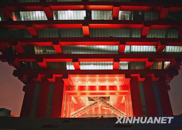 上海世博园区中国馆试灯