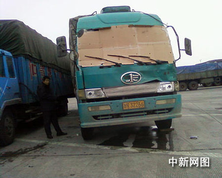 河南高速雷人货车:纸板蒙面司机凭感觉开车(图)