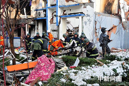 河南濮阳居民楼燃气爆炸目前16人获救(图)