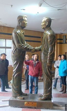 胡锦涛温家宝握手雕塑将入汶川地震博物馆(图