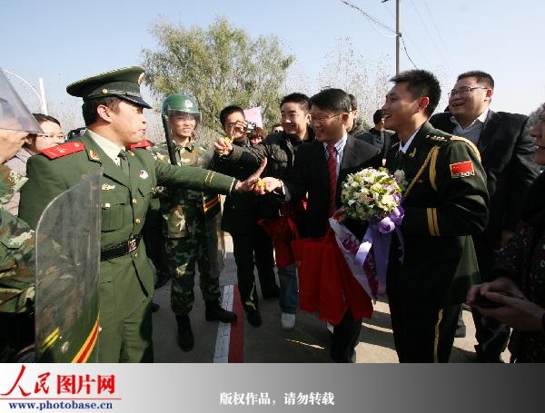 58位老兵当伴娘 军队举办特殊婚礼