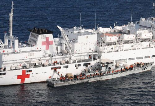 解放军首艘海上医院船抵西沙群岛(组图)