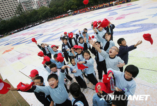 香港3300名学生制作大型禁毒手指图画