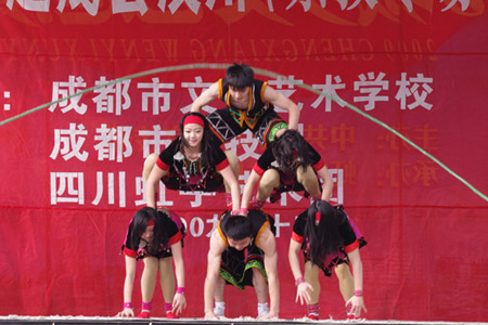 四川省文联、四川省杂协组团赴汶川慰问(组图)