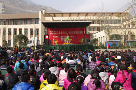 四川省文联、四川省杂协组团赴汶川慰问(组图)