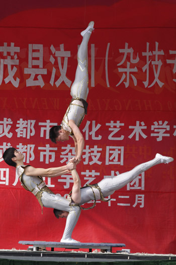 四川省文联、四川省杂协组团赴汶川慰问(组图)