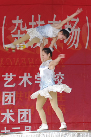 四川省文联、四川省杂协组团赴汶川慰问(组图)