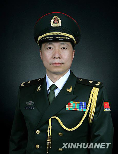 杨利伟被授予少将军衔(资料照片)