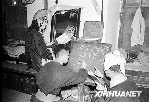 让更多人识字：建国初期扫盲纪实