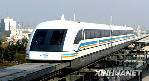 这是2002年12月拍摄的上海磁浮列车.新华社发