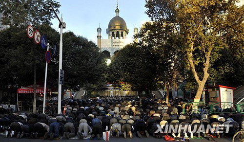 乌鲁木齐穆斯林群众欢度开斋节
