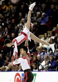 Zhang Dan (top) and Zhang Hao compete in the pairs free skate during the Skate Canada figure skating competition in Victoria, British Columbia, November 3, 2006. They came in first in the competition. [Reuters]