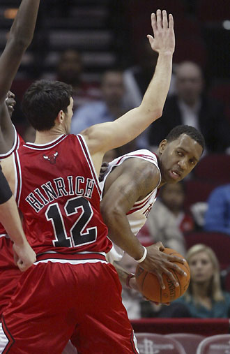 Houston Rockets forward Tracy McGrady (R) looks to pass around Chicago Bulls guard Kirk Hinrich during the first half of their NBA game in Houston November 16, 2006. 