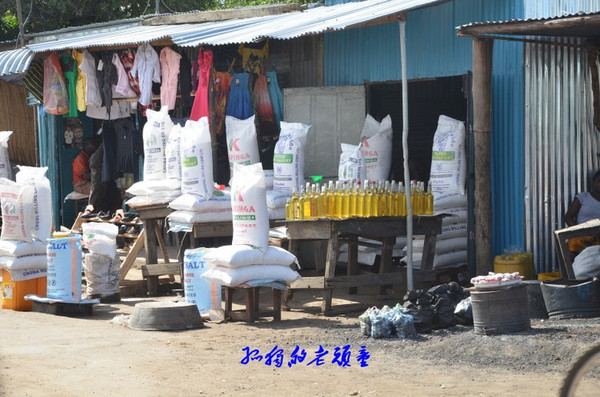亲历赞比亚小镇市场 小鱼干一桶3元好便宜