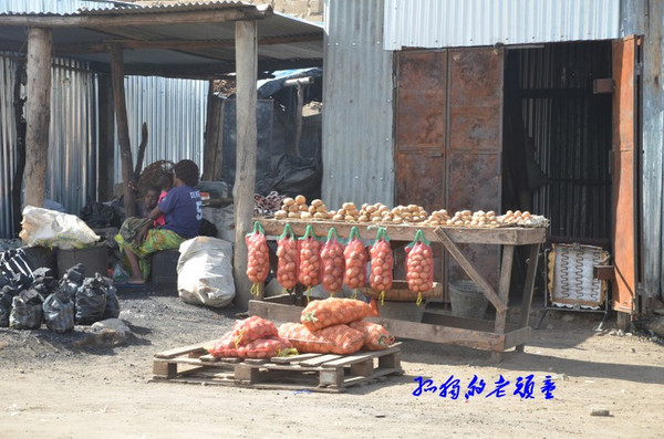 亲历赞比亚小镇市场 小鱼干一桶3元好便宜