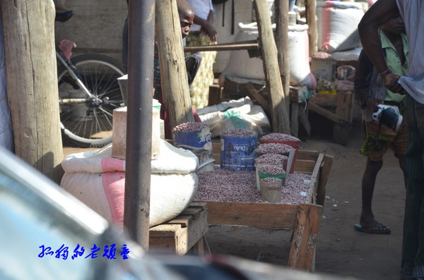 亲历赞比亚小镇市场 小鱼干一桶3元好便宜