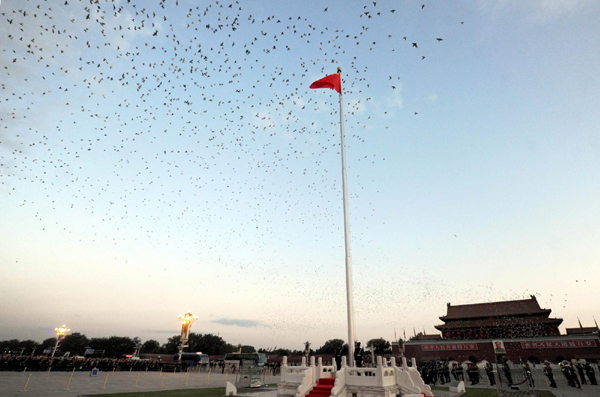 National flag raising ceremony held in Beijing