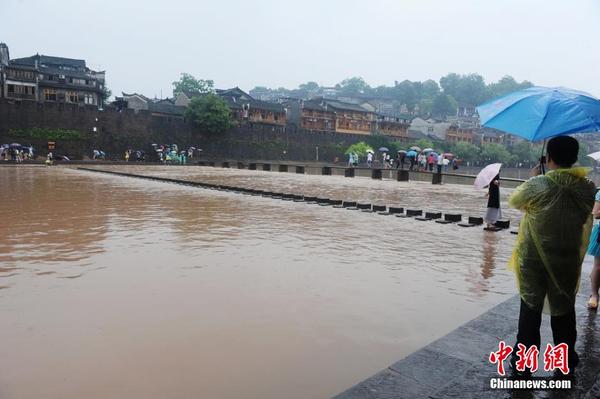 Flood hits Fenghuang tourist attraction