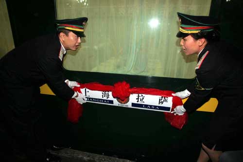 First passenger train leaves Shanghai for Tibet