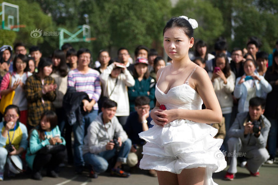 Toilet paper wedding dress to advocate low carbon lifestyle