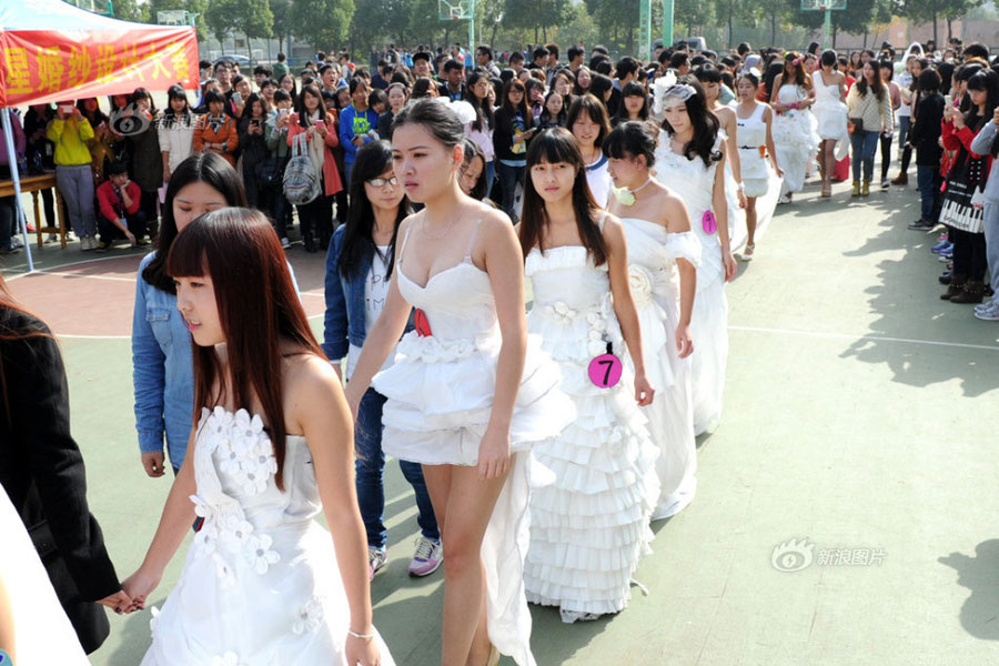 Toilet paper wedding dress to advocate low carbon lifestyle