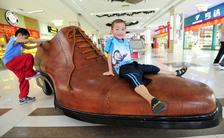 Giant shoe attracts eyeballs Center chinadaily .cn