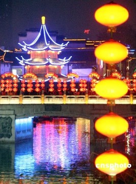 People celebrate Lantern Festival along Qinhuai River