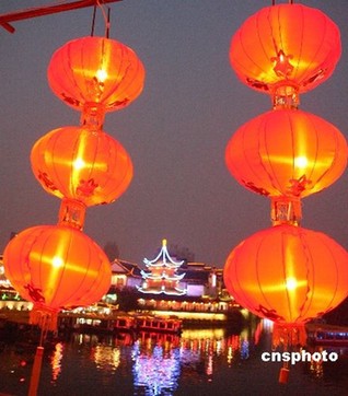 People celebrate Lantern Festival along Qinhuai River