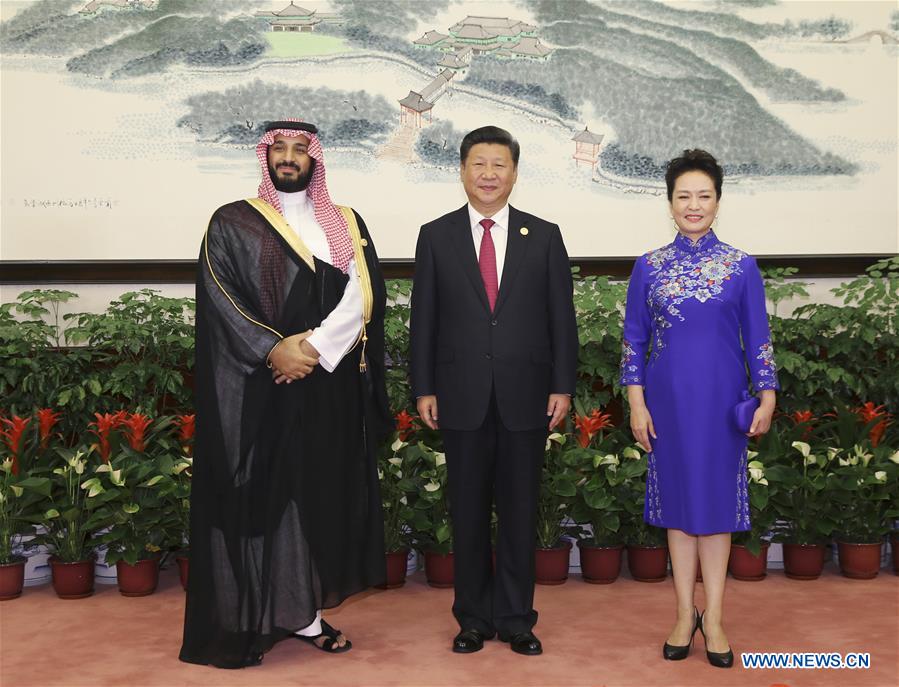 Xi Jinping, Peng Liyuan greet honored guests for G20 Summit before banquet