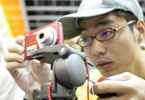 Second-hand camera shops focus on Web