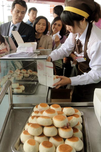 Mooncakes offered as festival draws near
