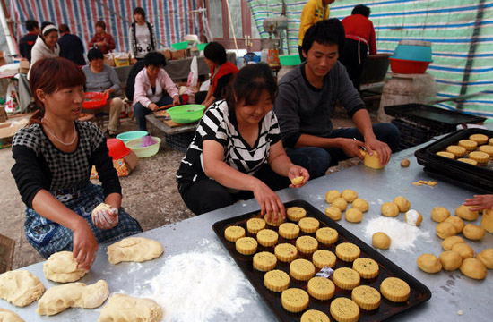 Hand-made mooncakes attract customers
