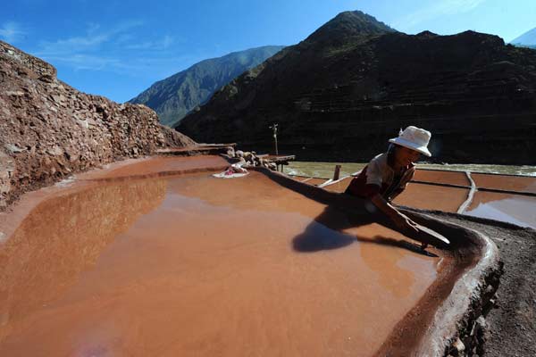Tourists drawn to salt pans in Tibet