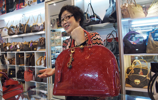 Secondhand stores feed frenzy for top-end goods[1]