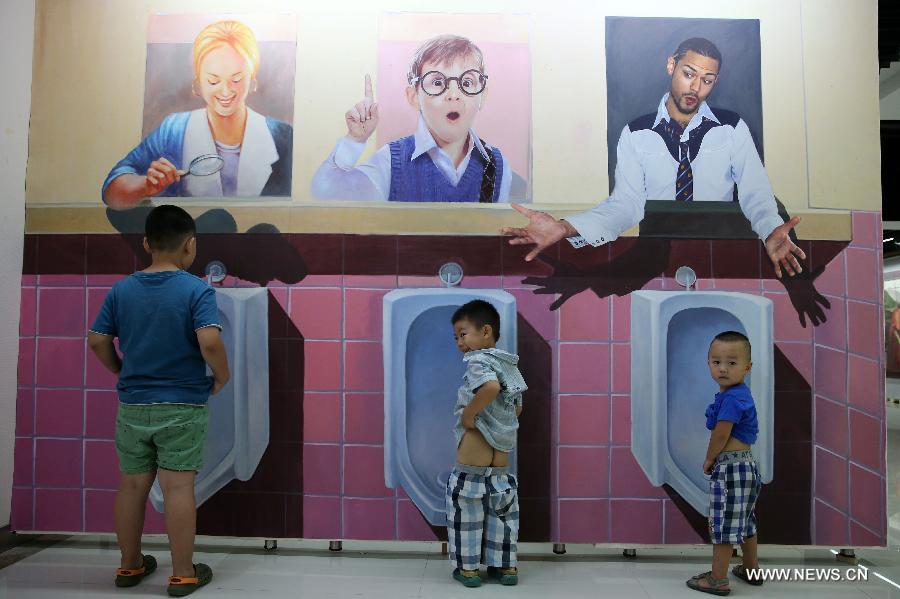 Visitors have fun in Xi'an's 3D painting expo