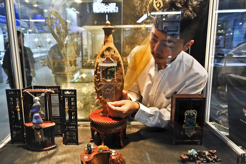 Jewelry exhibition dazzles in Beijing