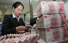 Slide in exports as yuan depreciates confounds experts