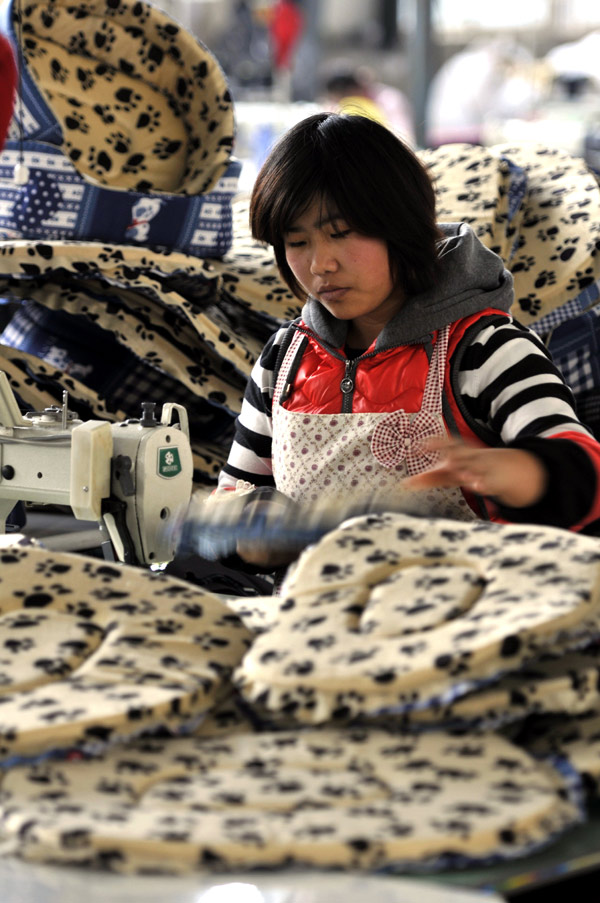 Left-behind women make pet beds for export