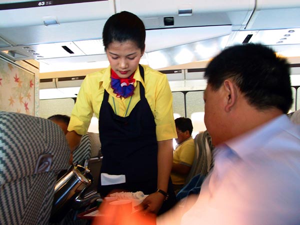 Passenger's first aid to Thai steward wins intl applause