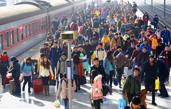Migrant workers return home ahead of Spring Festival travel peak