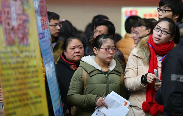 Graduates swarm to job fair in Jiangsu province