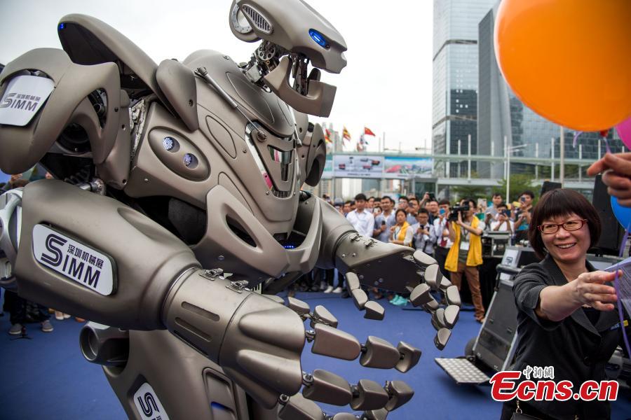 Titan robot entertains visitors in Shenzhen